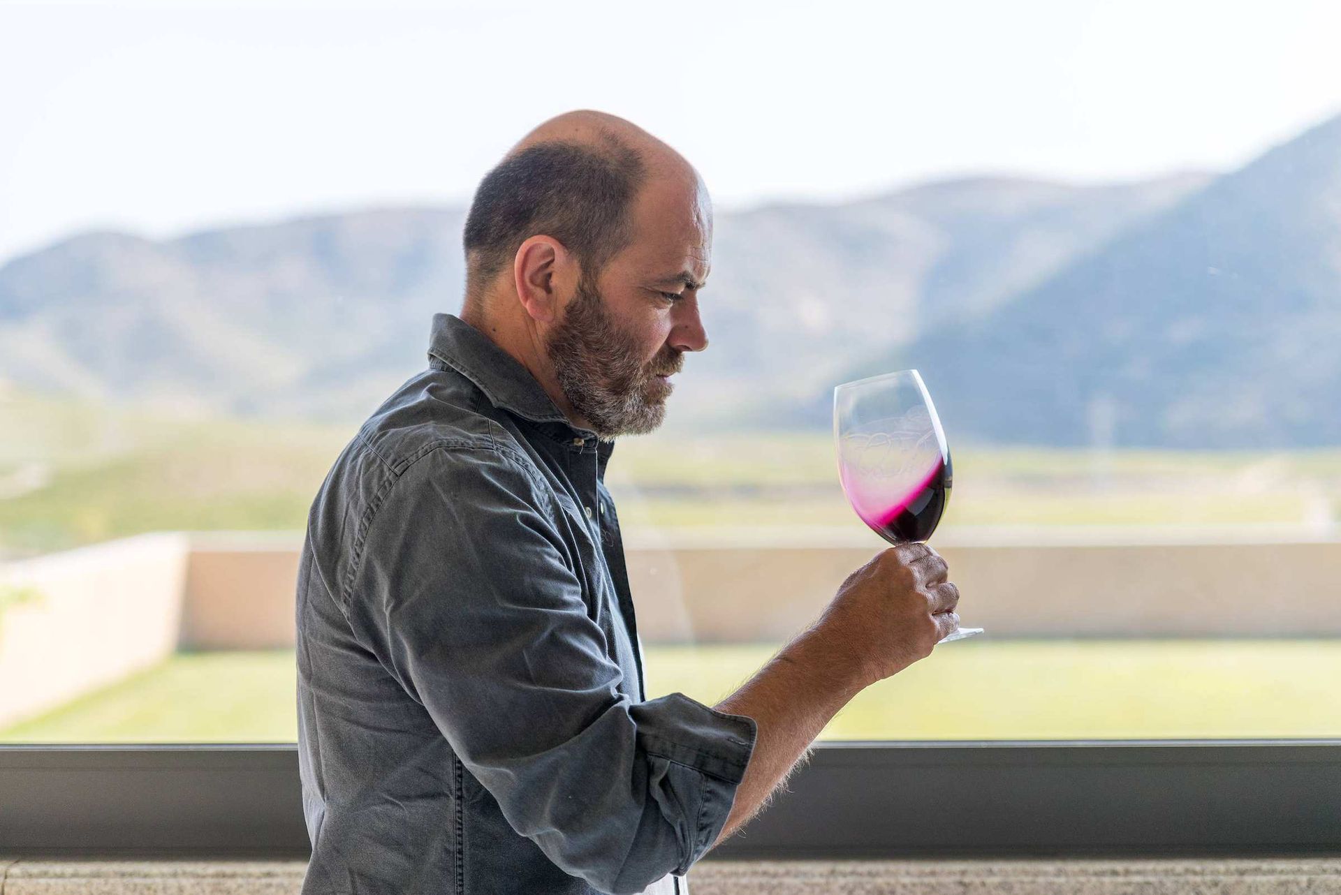 L’œnologue Francisco « Xito » Olazabal déguste sur la terrasse de la quinta