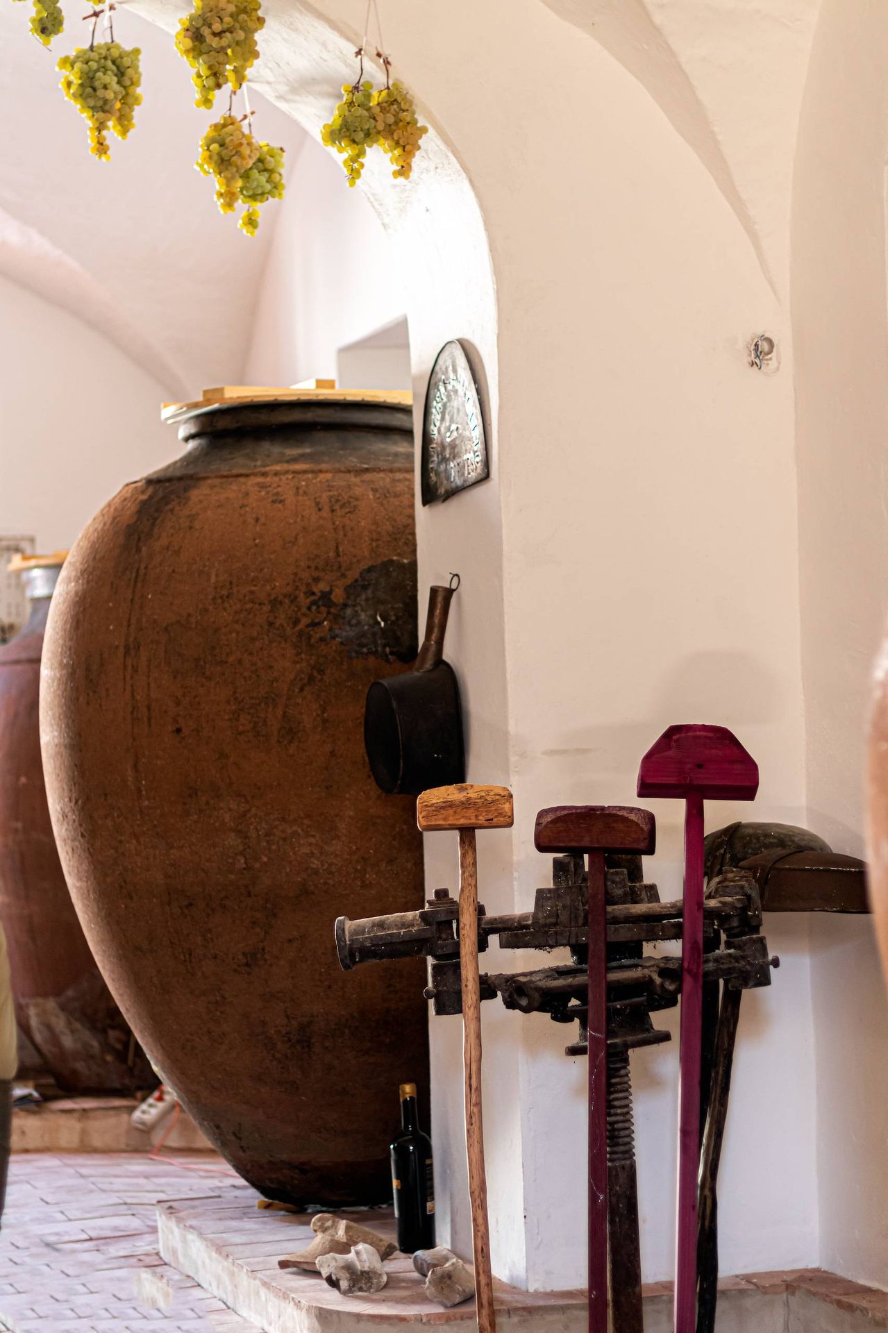 A talha with traditional tools